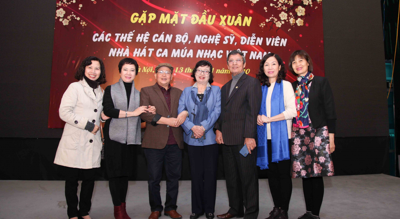 Lãnh đạo nhà hát gặp gỡ các thế hệ cán bộ nghệ sĩ diễn viên nhân dịp đầu năm mới