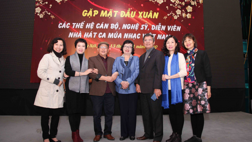 Lãnh đạo nhà hát gặp gỡ các thế hệ cán bộ nghệ sĩ diễn viên nhân dịp đầu năm mới