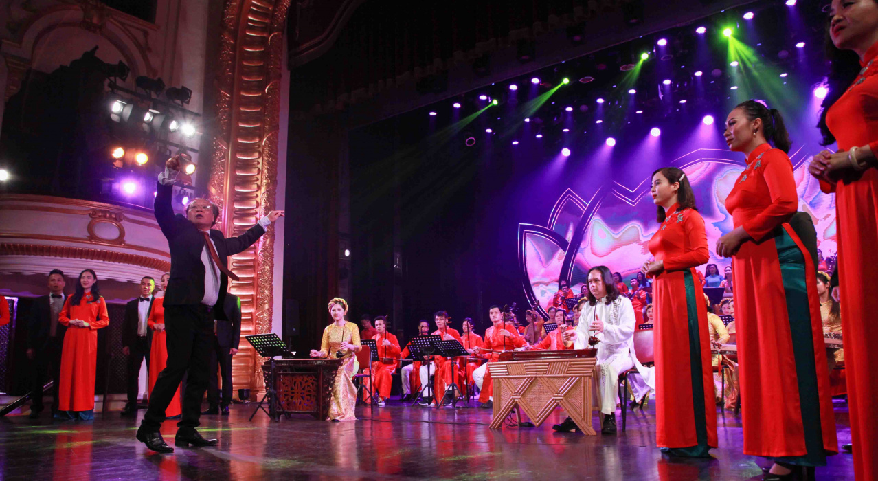 Dâng Người tiếng hát mùa Xuân