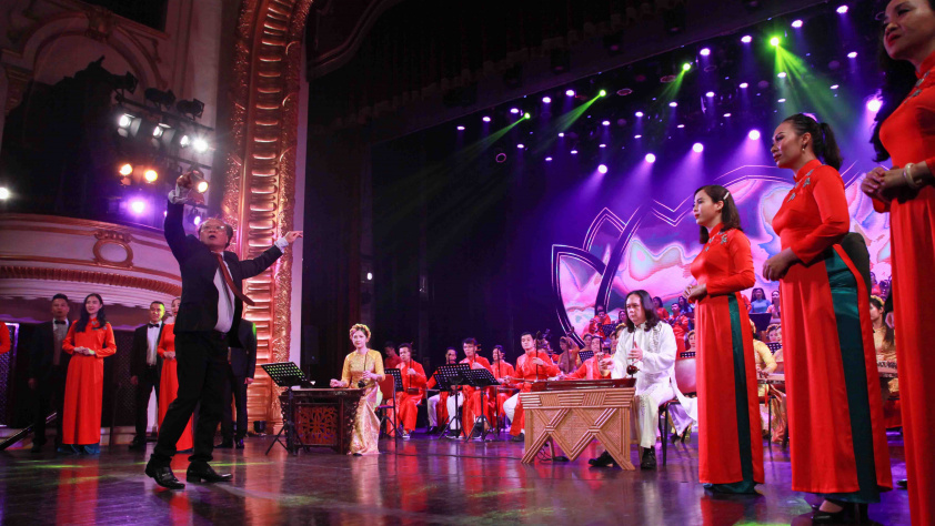 Dâng Người tiếng hát mùa Xuân