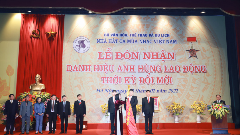 LỄ ĐÓN NHẬN DANH HIỆU ANH HÙNG LAO ĐỘNG THỜI KỲ ĐỔI MỚI