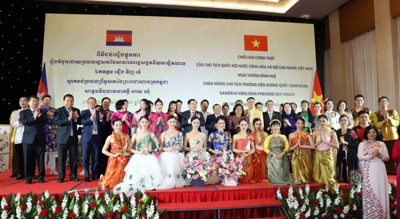 Chủ tịch Quốc hội  Vương Đình Huệ tiếp chủ tịch Thượng viện Vương quốc Campuchia thăm Việt Nam