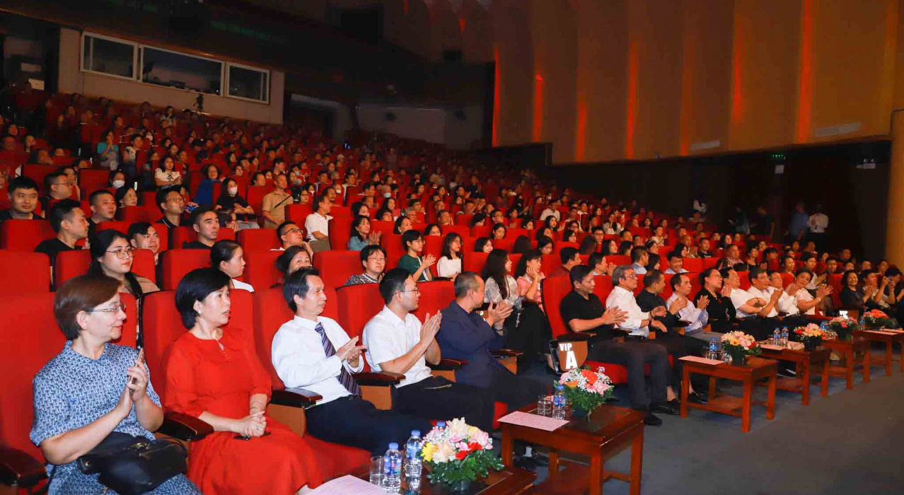 Chung Một Mái Nhà Cùng Một Vầng Trăng