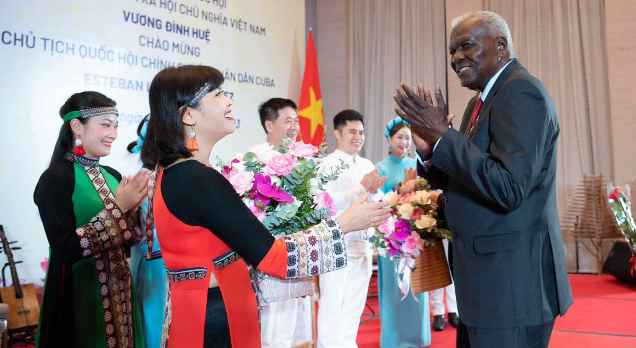 Chủ tịch Quốc hội Vương Đình Huệ đã chủ trì lễ đón và có cuộc tiếp Ủy viên Bộ Chính trị, Chủ tịch Quốc hội Chính quyền Nhân dân, Chủ tịch Hội đồng Nhà nước Cuba Esteban Lazo Hernandez