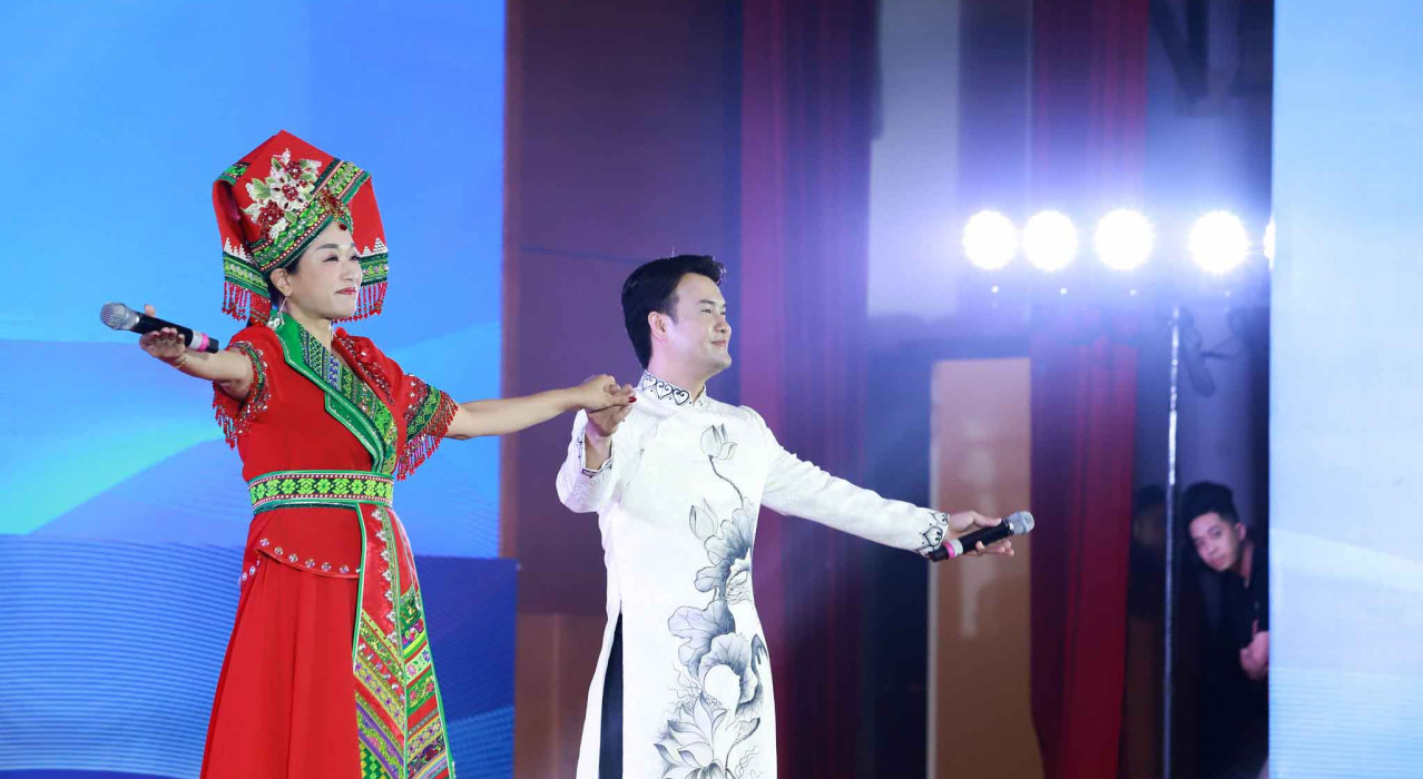 ĐOÀN THANH NIÊN NHÀ HÁT CA MÚA NHẠC VIỆT NAM BIỂU DIỄN GIAO LƯU NGHỆ THUẬT VỚI ĐOÀN THANH NIÊN TRUNG QUỐC