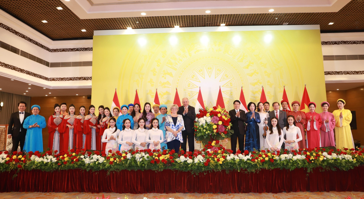 Chủ tịch nước Lương Cường và Phu nhân đã chủ trì chiêu đãi trọng thể thống Hungary Sulyok Tamas và Phu nhân đang có chuyến thăm chính thức Việt Nam