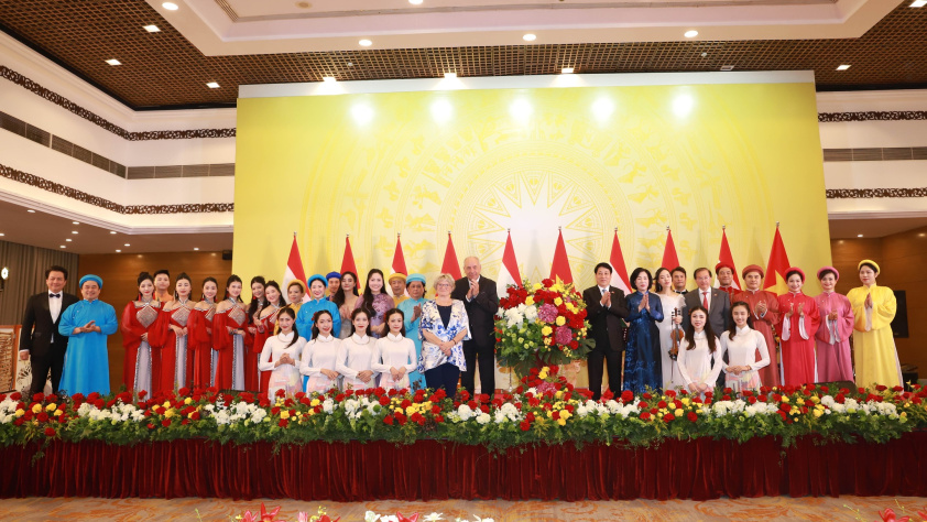 Chủ tịch nước Lương Cường và Phu nhân đã chủ trì chiêu đãi trọng thể thống Hungary Sulyok Tamas và Phu nhân đang có chuyến thăm chính thức Việt Nam