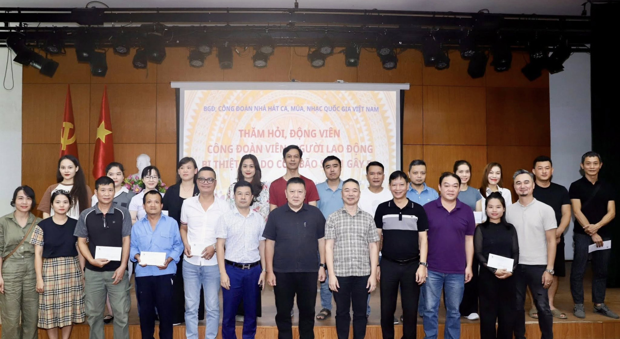 Ban Giám đốc và Công đoàn đến thăm và trao quà động viên các diễn viên, nghệ sĩ và người lao động của Nhà hát đang công tác, sinh sống tại tỉnh Thái Nguyên