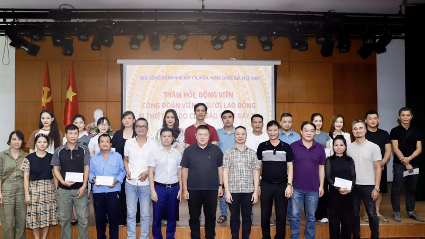 Ban Giám đốc và Công đoàn đến thăm và trao quà động viên các diễn viên, nghệ sĩ và người lao động của Nhà hát đang công tác, sinh sống tại tỉnh Thái Nguyên