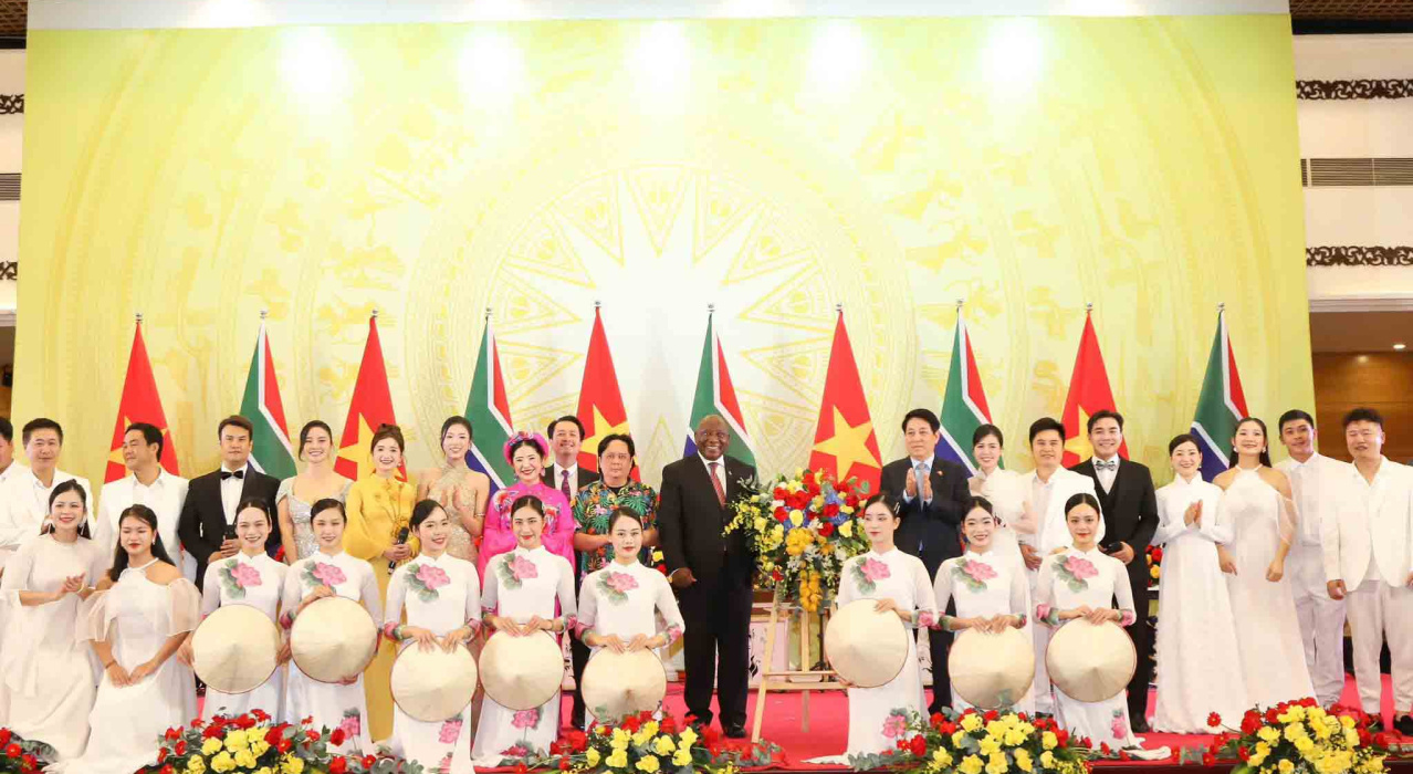 Nhà hát Ca Múa Nhạc Quốc gia Việt Nam biểu diễn chào mừng Tổng thống Nam Phi nhân chuyến thăm cấp Nhà nước tới Việt Nam.