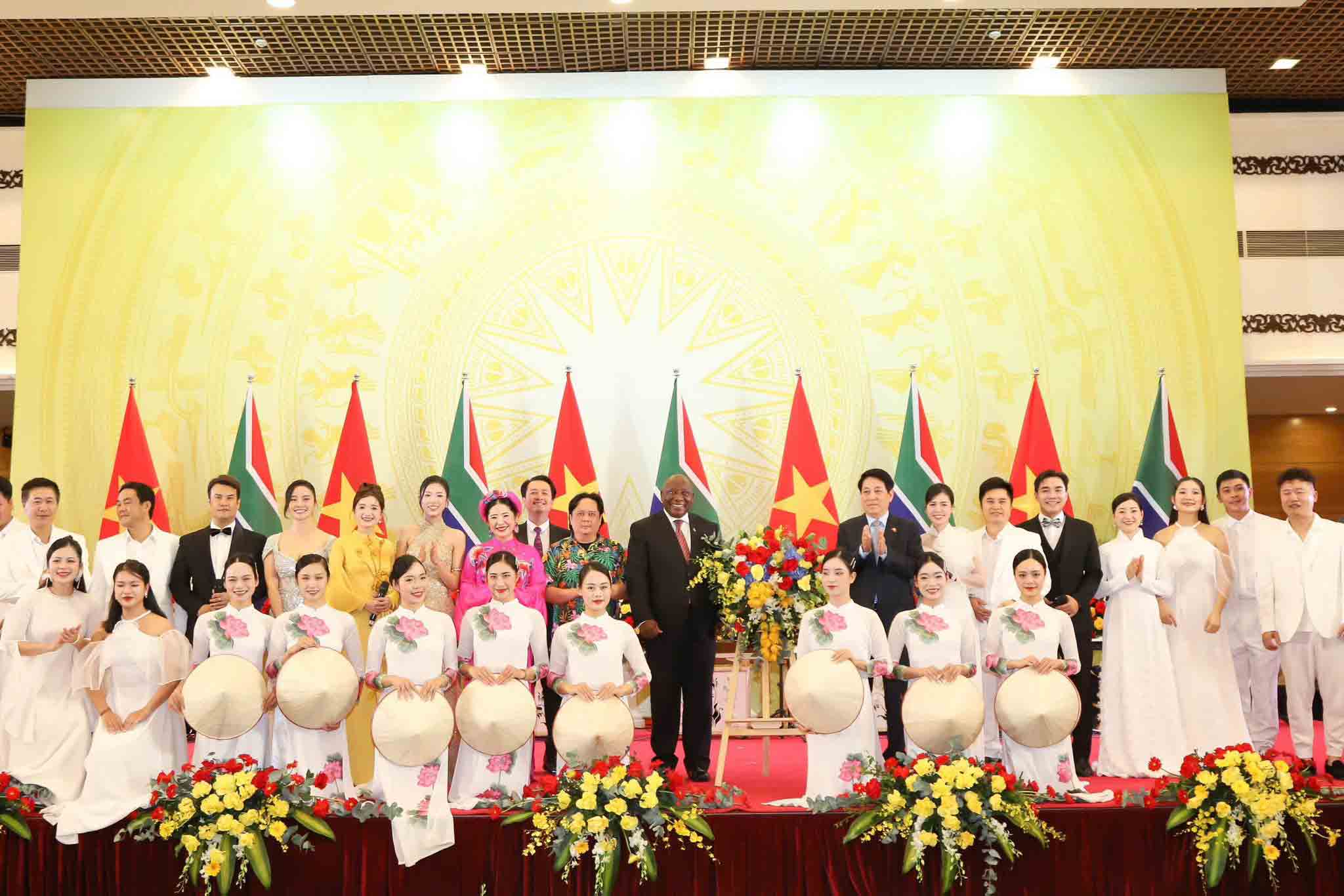 Nhà hát Ca Múa Nhạc Quốc gia Việt Nam biểu diễn chào mừng Tổng thống Nam Phi nhân chuyến thăm cấp Nhà nước tới Việt Nam.